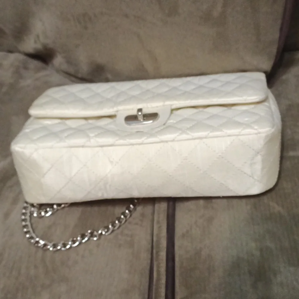 Newport news quilted chained clutch shoulder bag new never used off white.